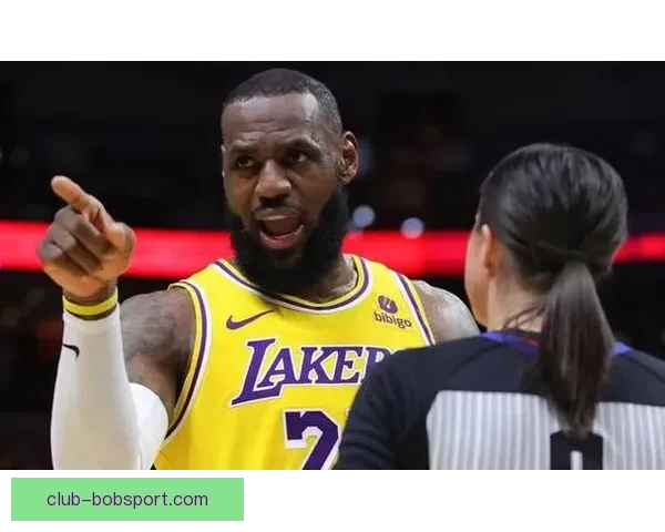 41岁詹姆斯连续11战出手受限为胜利转型却因裁判判罚无奈显落寞