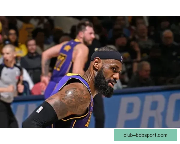 41岁詹姆斯连续11战出手受限为胜利转型却因裁判判罚无奈显落寞