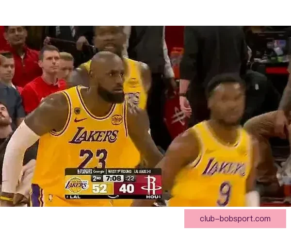 詹东里组合战热火状态成疑 湖人凌晨4点才抵达迈阿密酒店 詹东里组合战热火状态成疑 湖人凌晨4点才抵达迈阿密酒店
